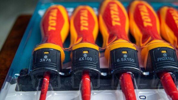 TOTAL THTIS566 Դիէլեկտրիկ պտուտակահանների հավաքածու